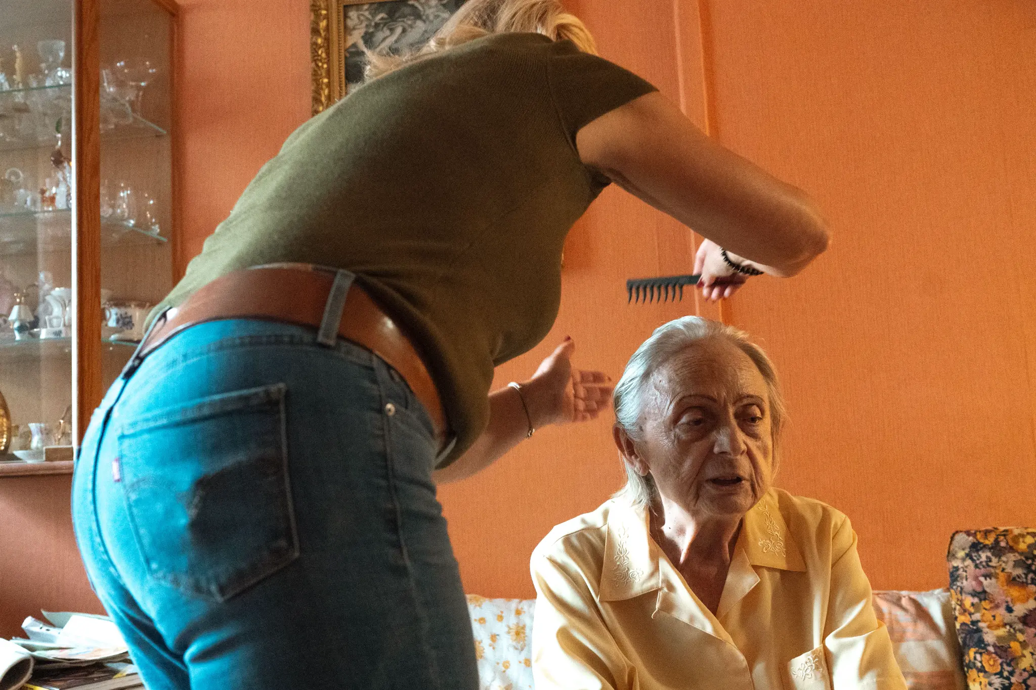 Cuidadora acompañando a una mujer mayor en el hogar