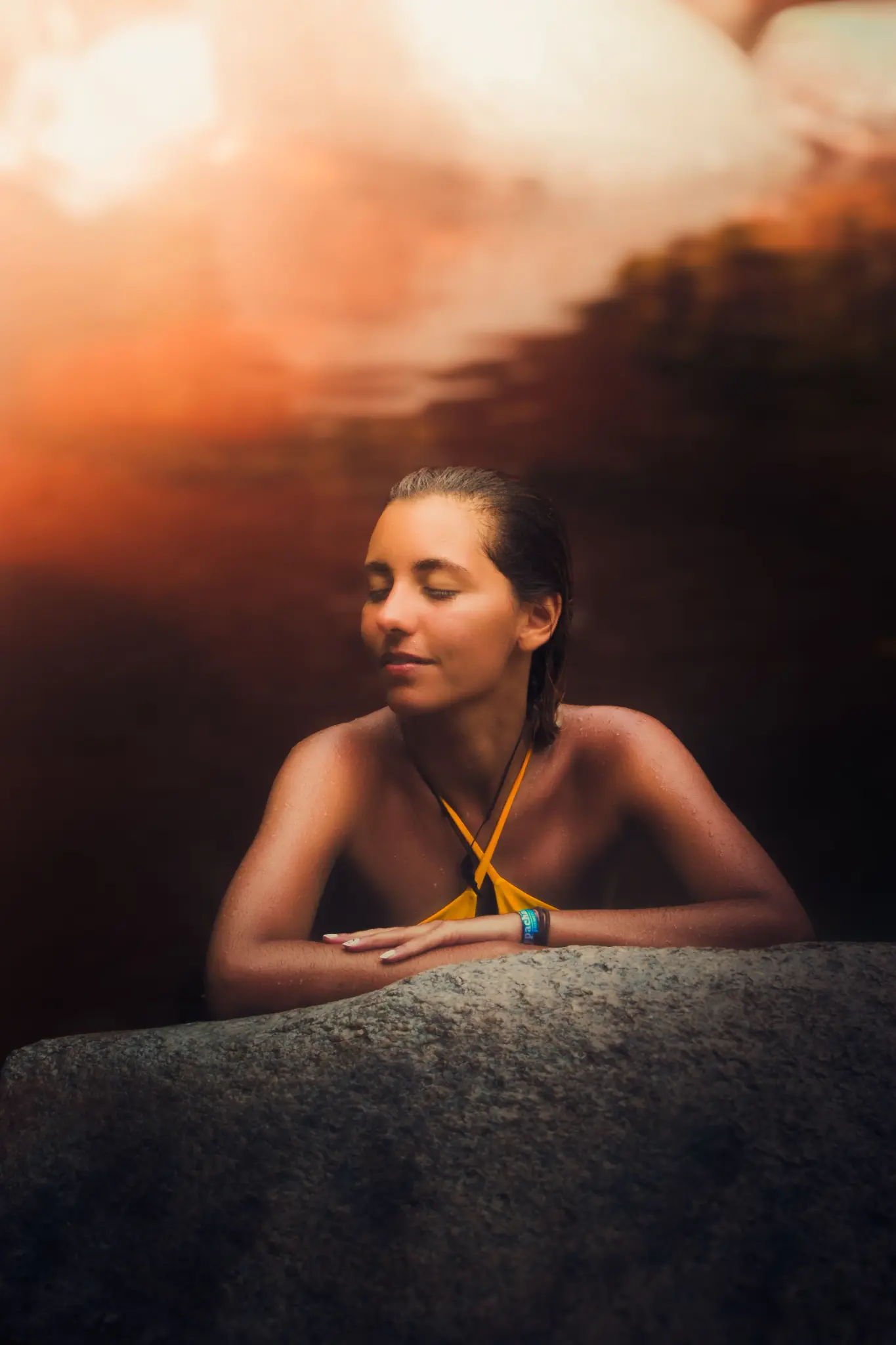 Persona disfrutando aguas termales al atardecer